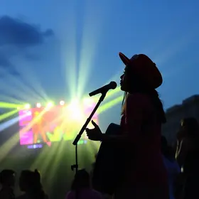 Fé e música reúnem milhares de pessoas na primeira noite do Adora Pará 2026, em Ananindeua