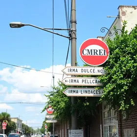Sinalização em frente ao CMREI Irmã Dulce é revitalizada no bairro Águas Lindas