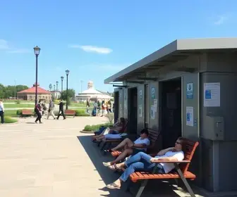 Banheiros, áreas de descanso e estrutura nas atrações públicas
