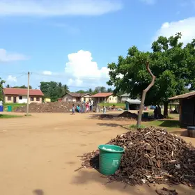 Moradores denunciam lixão a céu aberto e escuridão em praça de Ananindeua