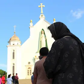 Visita da imagem peregrina de Nossa Senhora de Nazaré emociona servidores e público em instituições de Ananindeua