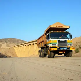 Caminhão bitrem com 80 toneladas de areia tomba no viaduto do Coqueiro em Ananindeua